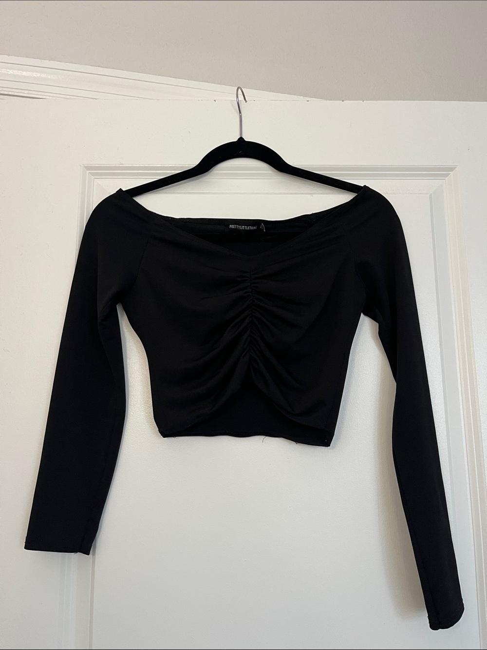 PrettyLittleThing Black Long-Sleeve Ruched Crop Top